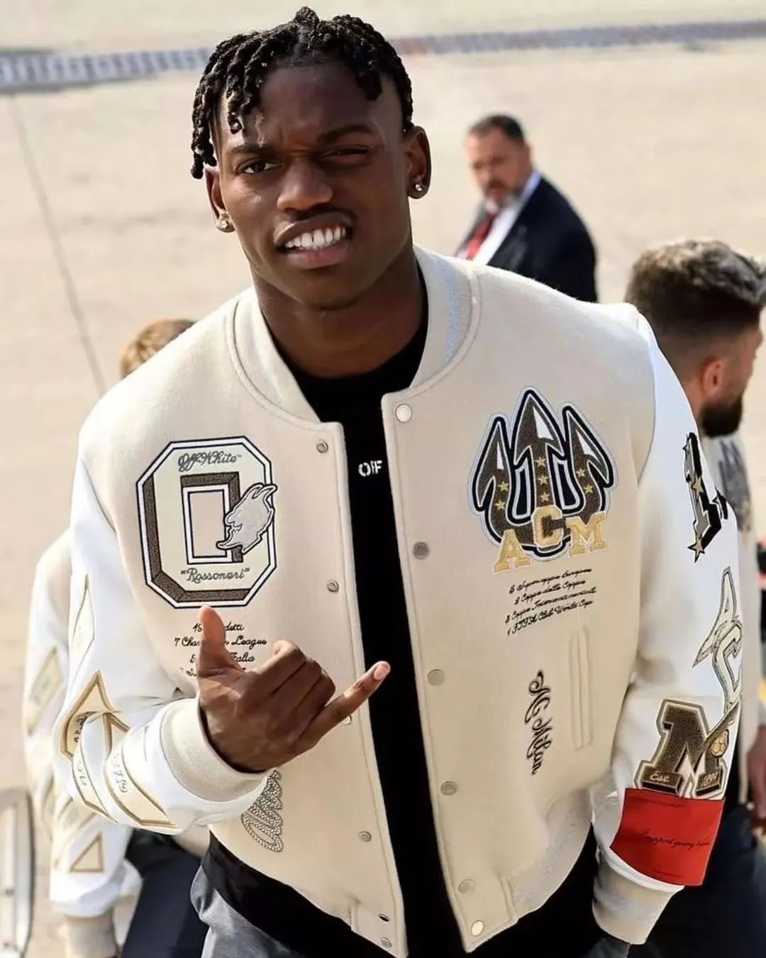 ♻️💯Reference model picture for upper body❤️Top version OFF WHITE OW AC Milan co-branded heavily embroidered baseball uniforms for men and women couple star same style jacket. The back is decorated with the Milan Devil pattern with the Off-white logo. The whole piece of clothing is heavily embroidered and combined with hot rhinestone technology. All hot rhinestones are artificially embellished and are not pressed by templates. Manual work can ensure that the hot rhinestones will not fall off easily, and each diamond has been repeatedly hot stamped! The front buttons are all made from original molds, and custom-made buttons can ensure that they are consistent with the original ones. AC Milan's cooperation is OFF this time. Under the camera, De Cattrale almost uses the airport as a catwalk. Tonali and Leo are full of shots. Giroud returns to Stamford Bridge. As a Milan fan, I am really grateful that he chose AC Milan in the summer of 21. Although the running-in period was a bit distressing, the championship quality finally brought Milan the League Championship Gold Cup after 11 years. This heavy-duty piece of clothing is fully lined with down cotton to allow you to spend the entire winter with ease. When the World Cup is coming, when Milan meets Offwhite, and when champions meet fashion, what are you waiting for? Size: S-XL Color: Khaki P:700